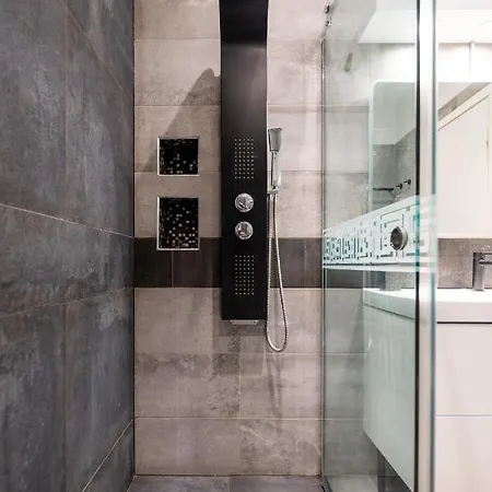 The Acropolis Hideaway 2-bdr Next To Metro Apartment